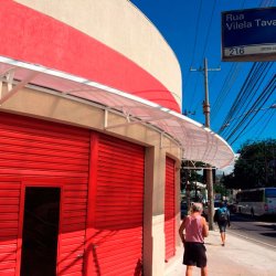 Porta de aço automática com portinhola